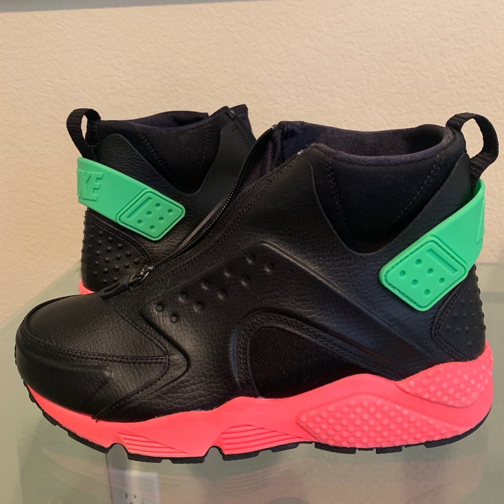 Nike women’s air huarache run mid black hot punch